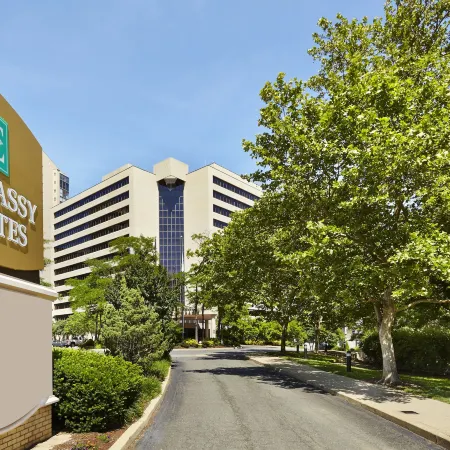 Embassy Suites by Hilton Crystal City National Airport Отели рядом с достопримечательностью «Арлингтон-хаус»