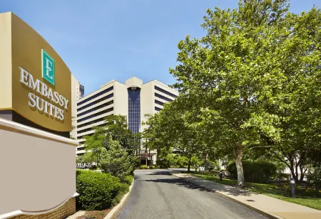 Embassy Suites by Hilton Crystal City National Airport Отели рядом с достопримечательностью «Могила Неизвестного Солдата»