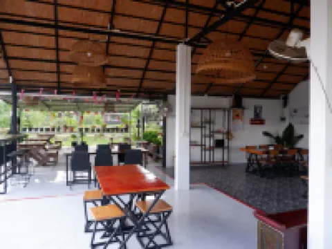 นอกชานมีนารีสอร์ท Nok Chan Mee Na โรงแรมในอำเภอ จอมทอง