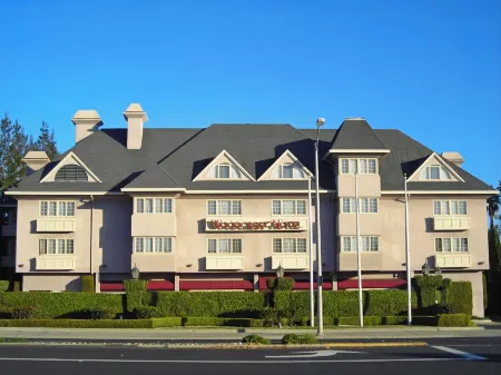 Woodcrest Hotel Cupertino Отели рядом с достопримечательностью «Apple Infinite Loop»