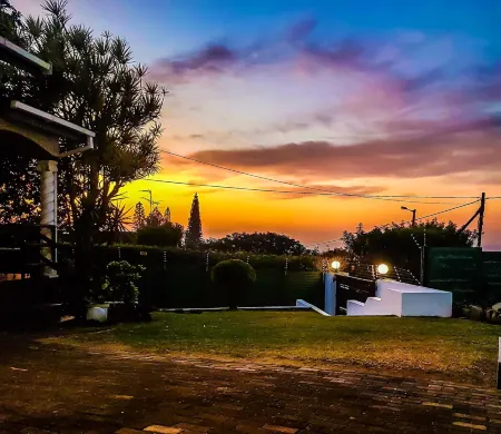 Villa Tropicana - South Africa Отели рядом с достопримечательностью «Oasis Caravan Park, Camping Ground and Chalets»