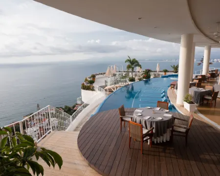 グランド ミラマー オール ラグジュアリー スイーツ & レジデンシーズ プエルト・バヤルタのホテル