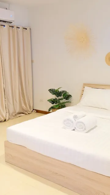 ห้องเตียงใหญ่ พร้อมระเบียง