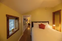 Located in Downtown Whitehorse - Treehouse Hotel di 