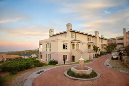 Pinnacle Point Beach and Golf Resort Отели рядом с достопримечательностью «Post Office Tree»