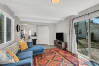 3 Blocks to Notre Dame 2 Bedroom 1 Bath Home 815