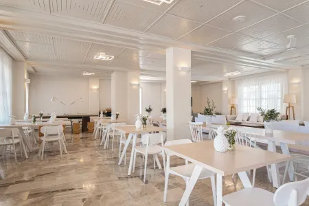 Ino Hotel & Suites Отели рядом с достопримечательностью «Moni Vronta»