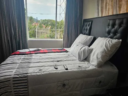 J&M GUEST HOUSE Отели рядом с достопримечательностью «Melville Koppies»