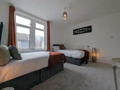 Central Home in Portsmouth- Hot Tub - Sleeps 10