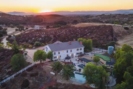 Expansive Wine Country Estate Pool Hot Tub Sleeps 20 Quiet Retreat