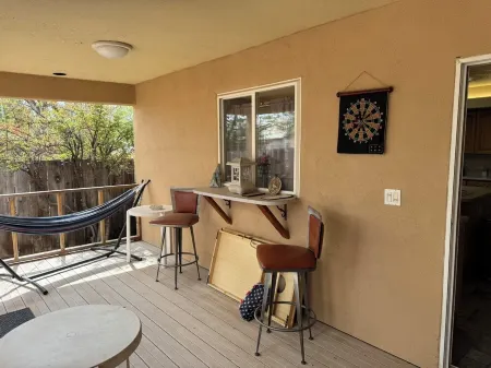 Charming 3-bedroom house a short walk to Historic Downtown Seligman with AC