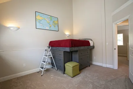 Spacious Deck and Easy Access to Trails - Stunning Lake View Retreat Отели рядом с достопримечательностью «Запад Энд Бич»