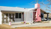 Pickleball Court and Hot Tub - Stunning Outdoor Oasis Hotels in Pioneertown