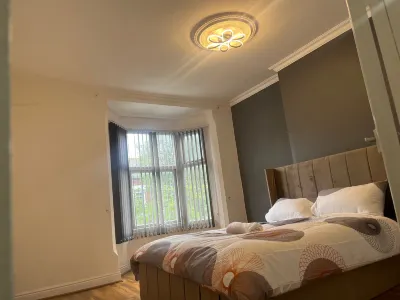 4-Guest Charm Home W/Street Parking & Wifi & Party