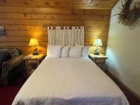 Autumn Leaves ROMANTIC Log Cabin in the woods. Hot Tub & Wood Burning Fire Place