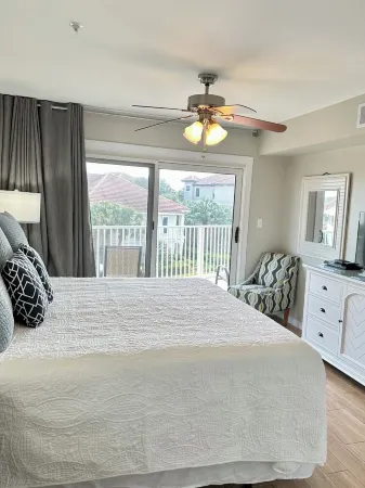 GULF VIEWS, SLEEPS 8, BEACH SERVICE INC! Отели рядом с достопримечательностью «Destin FL Rentals»