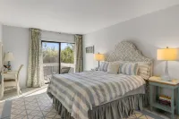 Oceanfront, vintage beach house steps from the sand on Seabrook Island. Hotels in Seabrook Island