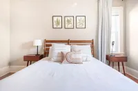 Charming 2-bedroom apartment with  parking in lovely Somerville Hotels in der Nähe von Capen House