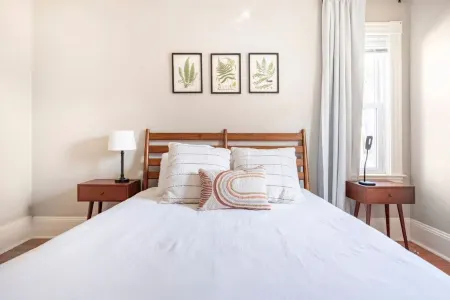 Charming 2-bedroom apartment with  parking in lovely Somerville Отели рядом с достопримечательностью «The Harvard-Yenching Library»