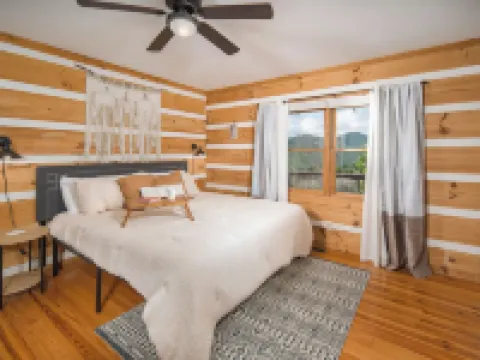 Boone/Blowing Rock Cabin: Hot Tub, Mountain Views, Sleeps 8, Peaceful, Private Hotels in Watauga