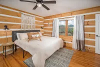 Boone/Blowing Rock Cabin: Hot Tub, Fireplace, Mountain View, Sleeps 8