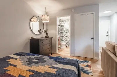 Clean + Modern Studio/Walk to Shops in Town/Hot Tub + Pool/Sauna/Pet-Friendly