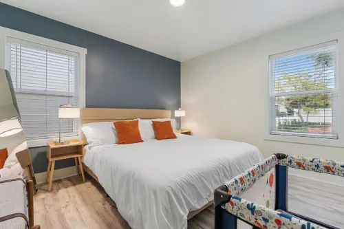 NEW & Remodeled! King Beds, Hot Tub, Firepit, GameRoom, Huge Backyard, Mtn Views