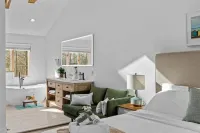 New! Pool/Hiking/Gym/Lake/Golf/karaoke/firepit