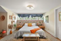 "The Hanscom House" 8 MIN walk to DT!