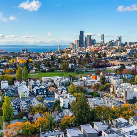 Modern 3Br - Walk to Light Rail with Evcharger & Parking