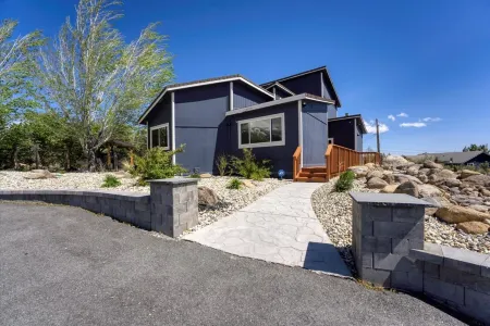 NEW Mountain View Retreat With Hot Tub and Mini Golf Отели рядом с достопримечательностью «Вирджиния-Сити»