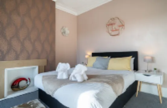 Cozy 3 Bed Apartment - Parking- by Holiday Homes