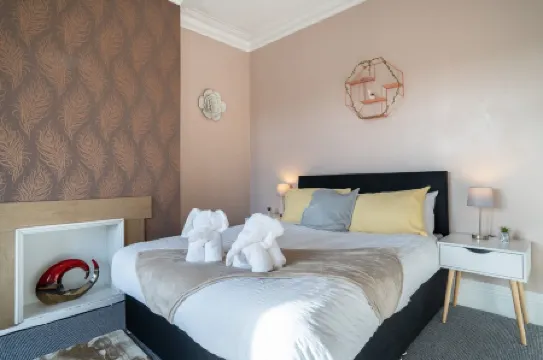 Cozy 3 Bed Apartment - Parking- by Holiday Homes