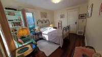 Bohemian 3-bedroom house with private yard in charming neighborhood Hotels in 