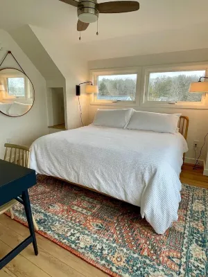 Coveside! Designer decor, waterfront, AC, 2 Bedroom in Harpswell.