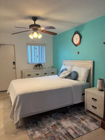 Charming and Spacious Studio in Delightful Clearwater Beach Отели рядом с достопримечательностью «Библиотека Клируотер Мейн»
