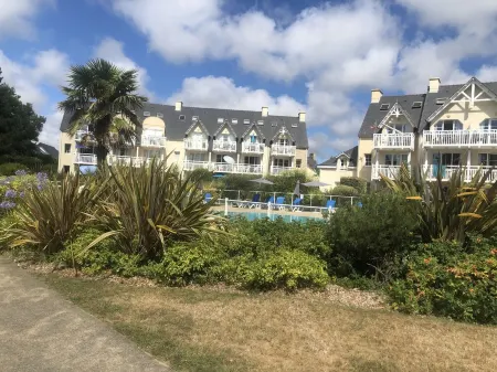 6-person seaview apartment with garden and private heated pool