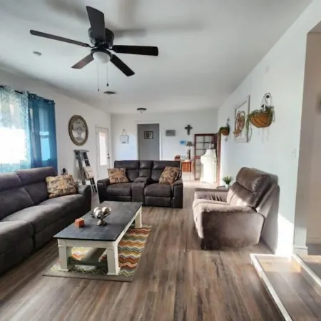 Rustic retreat-near the Canyon