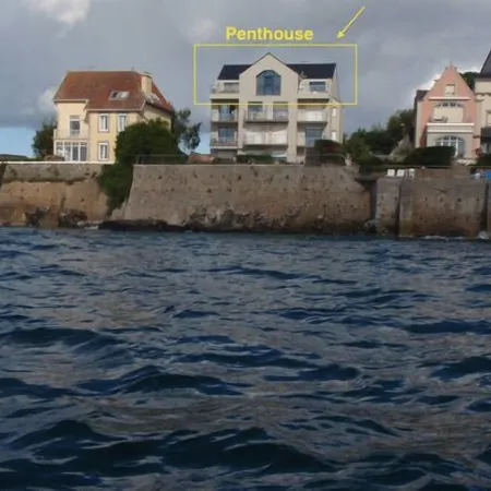 Very nice and large, modern apartment Penthouse feet in the water.