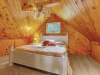 Ellicottville Chalet with beautiful storybook creek 曼斯費爾德酒店