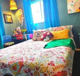 Whimsical 3 bd cottage for families and pets. Sleeps 7, free wifi/snacks