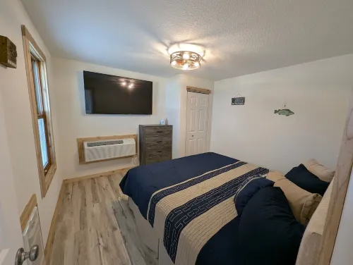 Beautiful Lakefront home, pets welcome, fully fenced, dock, kayaks, fishing!!