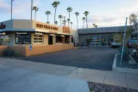 Oceanside Gem - King Bed- Easy Walk to the Beach + Private Parking