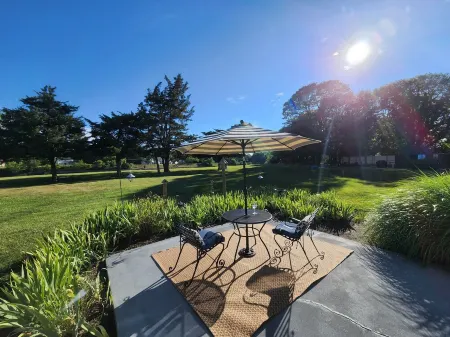 Beautiful Waterfront Home on the Cape May Canal Отели рядом с достопримечательностью «Cape May Lighthouse»