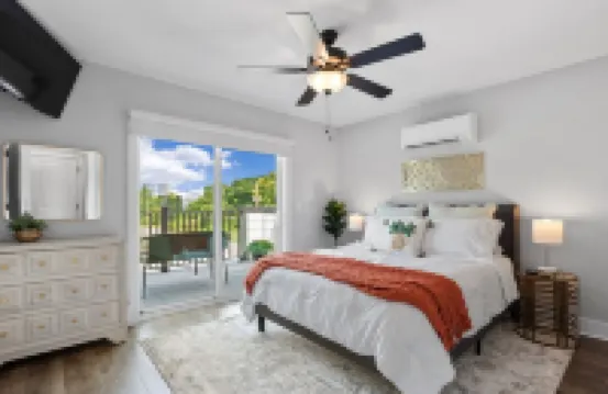 Charming 2-bedroom condo in the urban wilderness area of Knoxville テネシー大学周辺のホテル