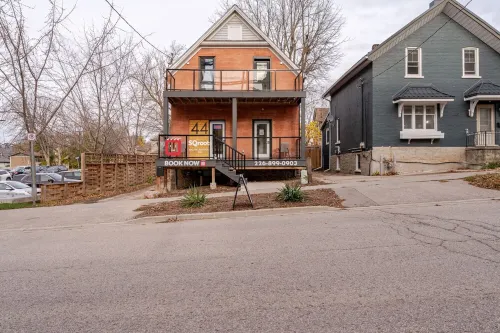 Single Bachelor unit en-suite Across from Google