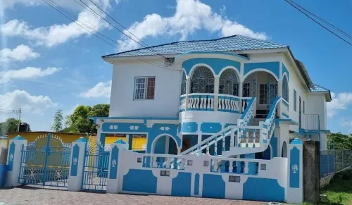 St. Thomas Oasis is a charming 3-bedroom house with WiFi and AC in St. Thomas. - Homestays