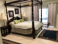 Aprtment in large home w/parking close to hiking trails/swimpool/shopping mall โรงแรมใกล้Killarney Lakes Reserve, Melton