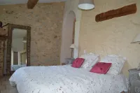 Mas Delgado, in the heart of the Luberon, at the foot of Mont Ventoux. Hotels in Monteux