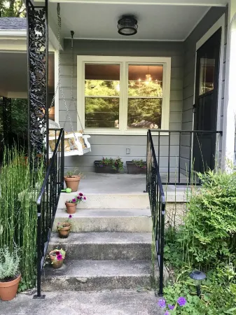 Wonderful house close to the historic square and the Ole Miss campus. Отели рядом с достопримечательностью «Парк Ламар»